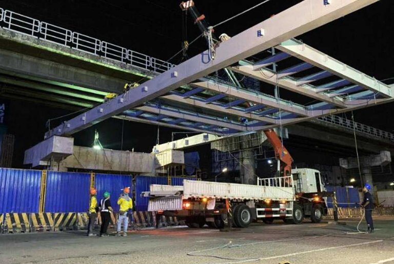 DOTr iphoto of constructon in EDSA
