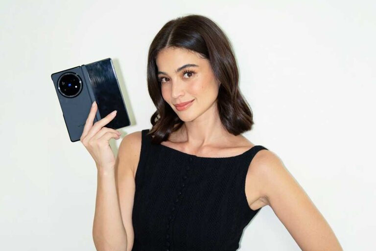 anne curtis holding the vivo x fold5